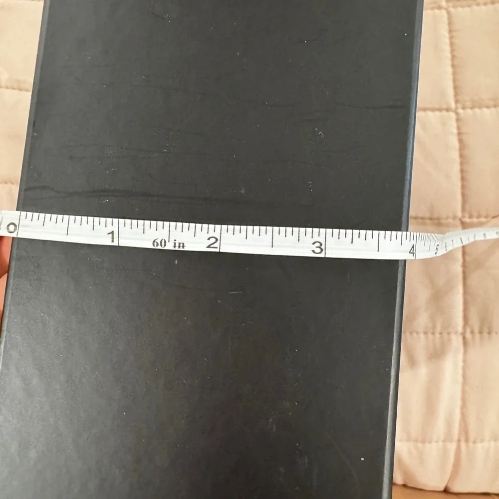 Gift Box with Ribbon - Picture 2 of 10